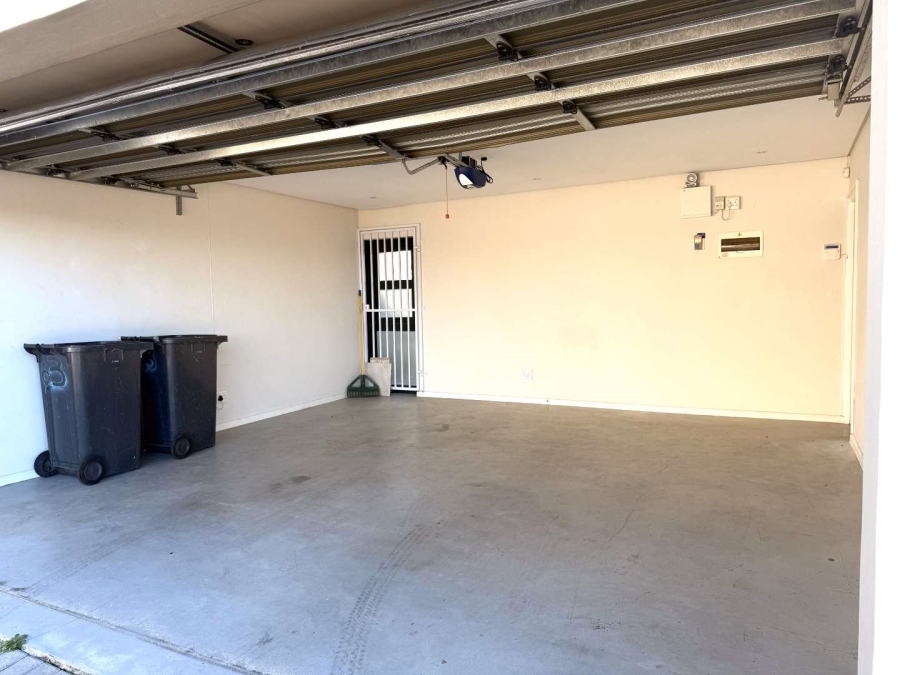 To Let 5 Bedroom Property for Rent in Parklands North Western Cape
